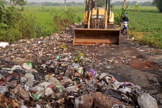 Pemantauan Pembersihan sampah di perbatasan Desa Sumber Kecamatan Trucuk - Desa Beji kecamatan Pedan