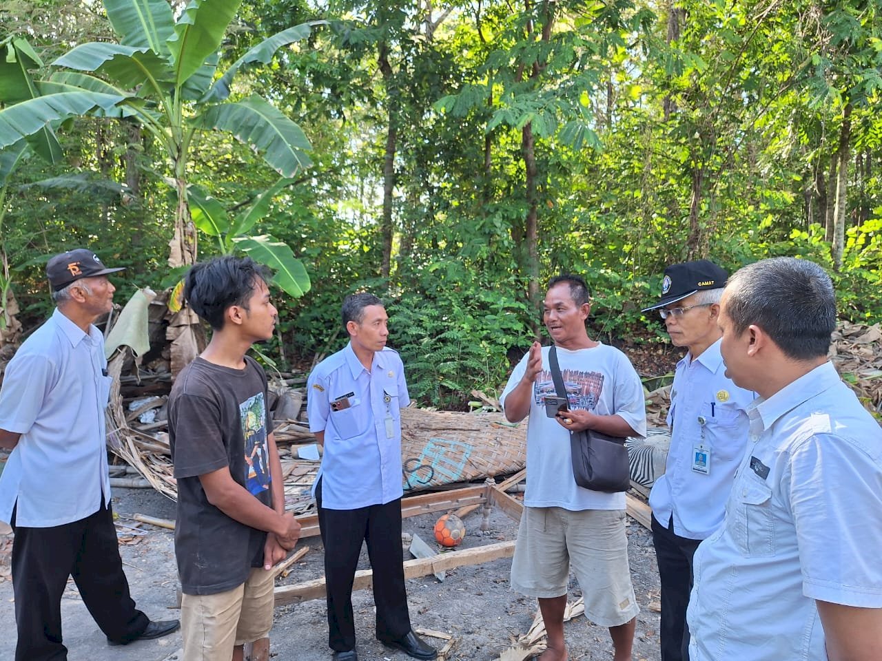 Penyerahan Bantuan Korban Musibah Rumah Roboh di Desa Karangpakel