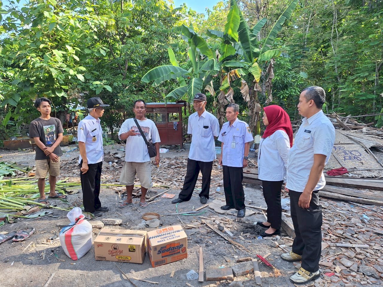 Penyerahan Bantuan Korban Musibah Rumah Roboh di Desa Karangpakel