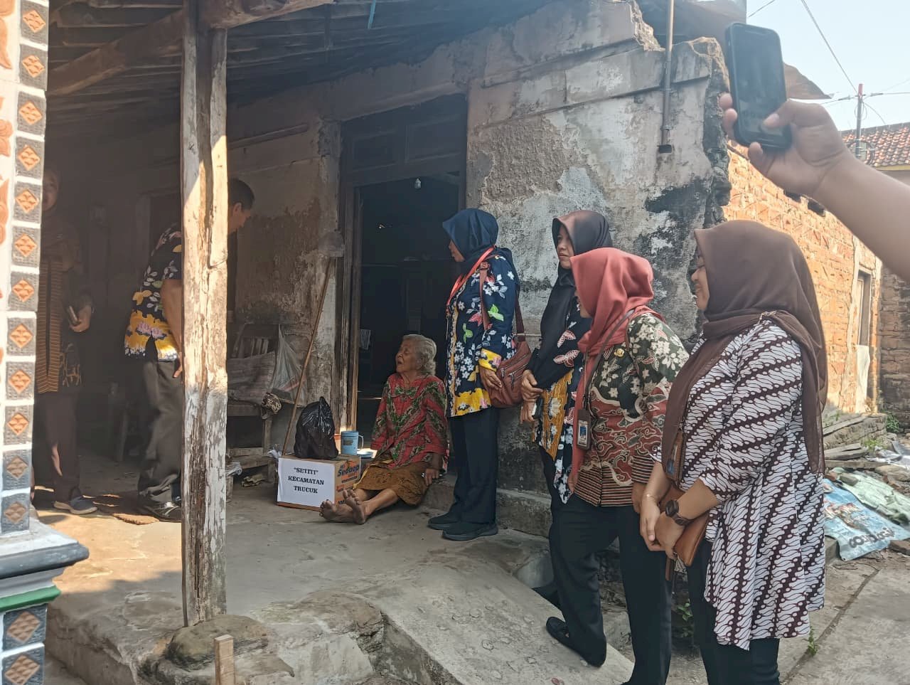 Wujud Kepedulian Nyata, Kecamatan Trucuk Laksanakan Program "SETITI" Salurkan Bantuan Sosial ke Rumah Warga
