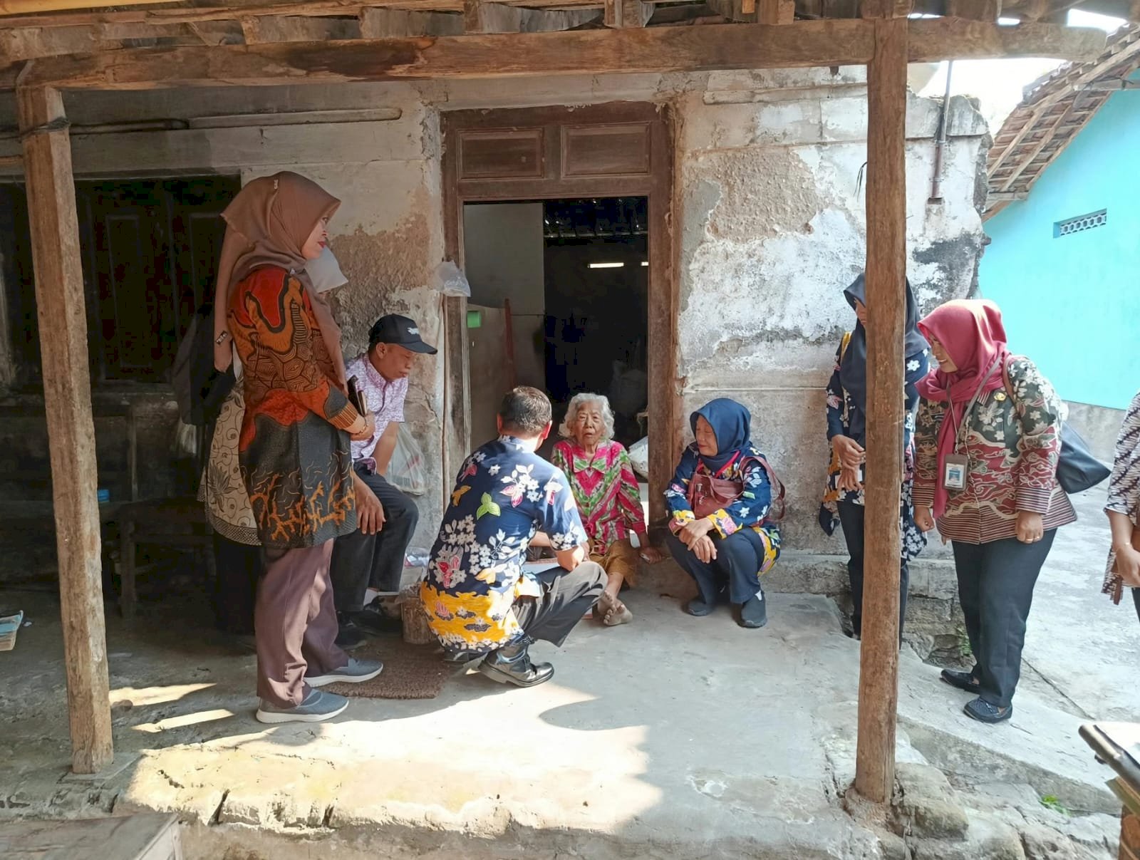 Wujud Kepedulian Nyata, Kecamatan Trucuk Laksanakan Program "SETITI" Salurkan Bantuan Sosial ke Rumah Warga